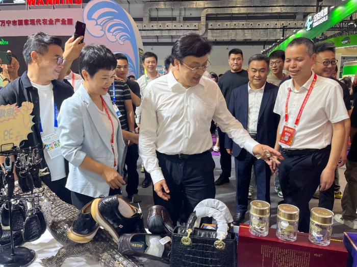 海南省委书记冯飞莅临冬交会鳄珍品牌展位视察指导